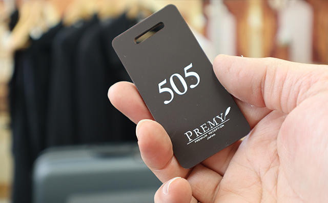 ハンガーで管理するクローク札